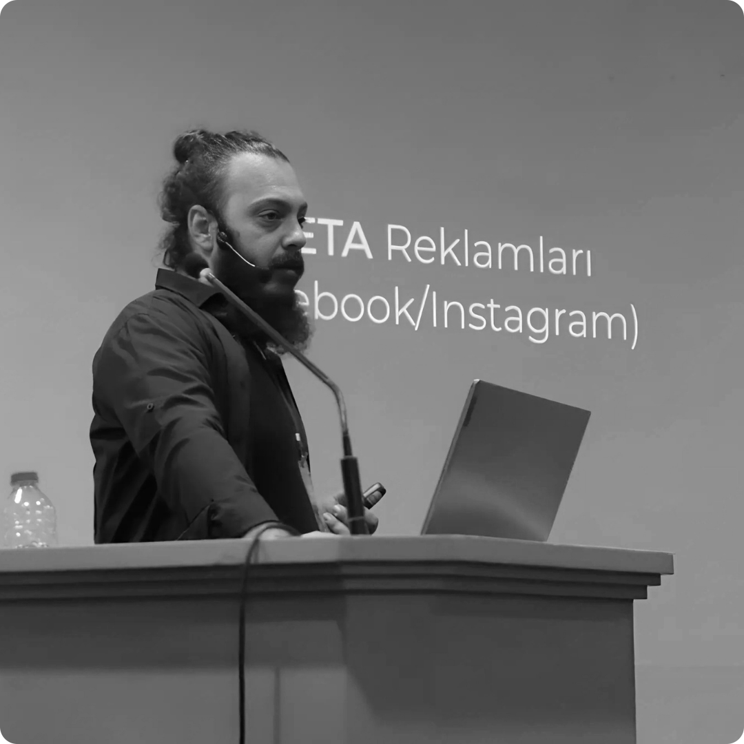 Onur Tutan — sahnede konuşma fotoğrafı, marka danışmanı